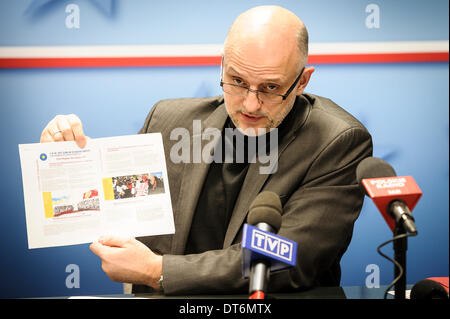 Bruxelles, Belgio. 10 Febbraio, 2014. Jerzy Pomianowski, direttore esecutivo della dotazione europeo per la democrazia parla alla stampa durante la conferenza stampa al Consiglio europeo ha sede a Bruxelles in Belgio su 10.02.2014 da Wiktor Dabkowski © dpa picture alliance/Alamy Live News Foto Stock