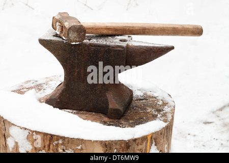 Incudine con martello nel vecchio villaggio abbandonato smithy in inverno Foto Stock