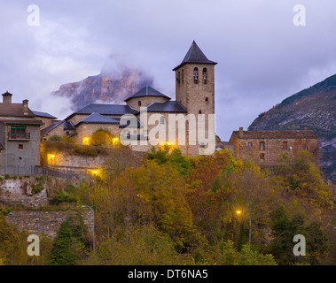 Torla chiesa nei Pirenei Ordesa Valley porta Aragon Huesca Spagna Foto Stock