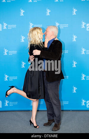 Berlino, Germania. 10 febbraio 2014. AIMER, BOIRE ET CHANTER in 64th Berlinale Film Festival con Sabine Azéma,Sandrine Kiberlain,Caroline Silhol,Hippolyte Girardot e André Dussollier prodotto da Jean-Louis Livi. Goncalo Silva/ Alamy Live News Foto Stock