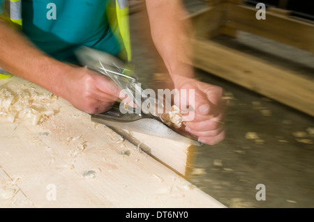 Uomo al lavoro in falegnameria / laboratorio di falegnameria Foto Stock