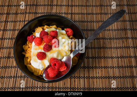 Cornflakes con yogurt e lamponi Foto Stock