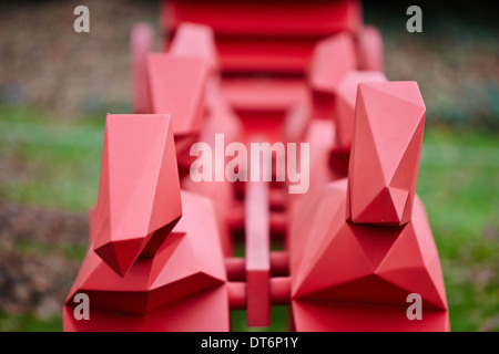 Vista generale del Le Carrosse (rosso) Carrello scultura di Xavier Veilhan a Waddesdon Manor nel Buckinghamshire Foto Stock