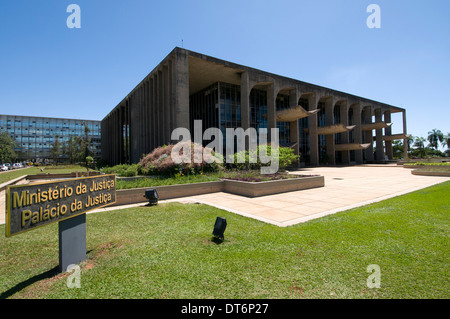Il Ministero Brasiliano della Giustizia (Ministerio da Justica), uno dei molti edifici a Brasilia, Brasile. Le sei facciate a strapiombo fungono da Foto Stock