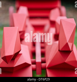 Vista generale del Le Carrosse (rosso) Carrello scultura di Xavier Veilhan a Waddesdon Manor nel Buckinghamshire Foto Stock