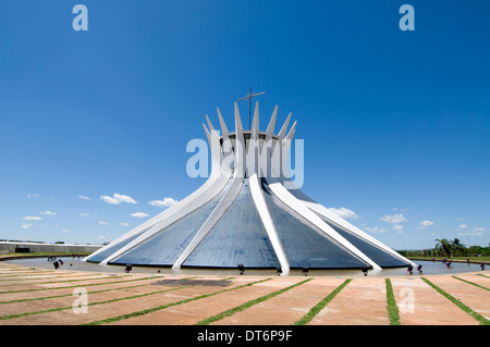 La Cattedrale Metropolitana di Brasilia di nostra Signora Aparecida (Cattedrale di Brasilia) a Brasilia, Brasile, è stata progettata dall'architetto brasiliano Oscar Niem Foto Stock