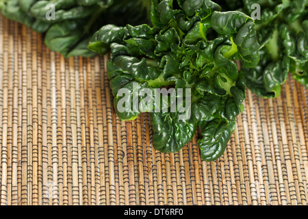 Foto orizzontale di Taku fresco vegetali Choy sul luogo di bambù mat Foto Stock