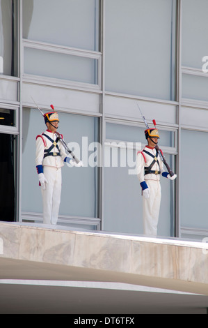 Due sentinelle della guardia presidenziale presso il Palacio do Planalto ( Palazzo Presidenziale) a Brasilia, Brasile Foto Stock