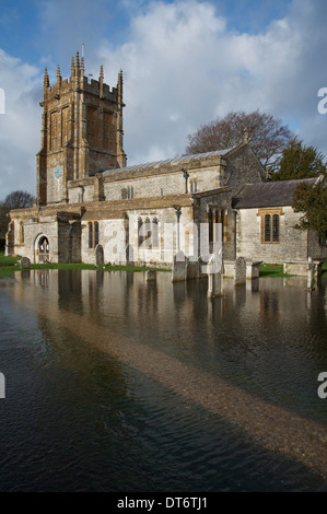 Le inondazioni. La Chiesa di Santa Maria Vergine, Charminster, inondati come il fiume Cerne trabocca a causa di forti precipitazioni. Gennaio 2014. Il Dorset, Inghilterra. Foto Stock