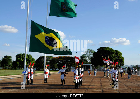 La Guardia Presidenziale vestito di cerimoniale di uniformi, abbassare le bandiere ogni sera presso il Palacio da Alvorada in Brasilia Foto Stock