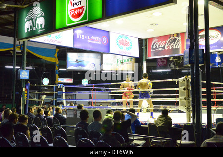 Gli spettatori a guardare il Muay Thai boxe Lumpinee Muay Thai boxing Stadium, Bangkok, Thailandia Foto Stock