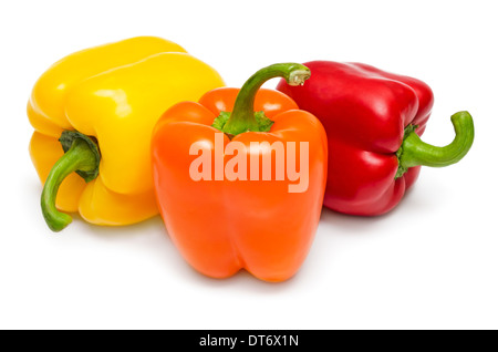 Ripe rosso giallo e arancio peperoni isolato su sfondo bianco. Foto Stock