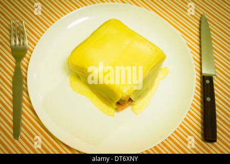 Fancesinha, tradizionale sandwich made in Porto, Portogallo. Foto Stock