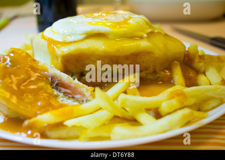 Fancesinha, tradizionale sandwich made in Porto, Portogallo. Foto Stock