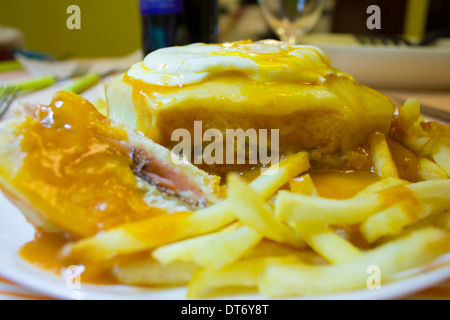 Fancesinha, tradizionale sandwich made in Porto, Portogallo. Foto Stock