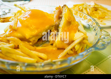 Fancesinha, tradizionale sandwich made in Porto, Portogallo. Foto Stock