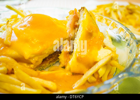 Fancesinha, tradizionale sandwich made in Porto, Portogallo. Foto Stock