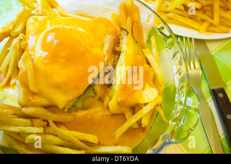 Fancesinha, tradizionale sandwich made in Porto, Portogallo. Foto Stock