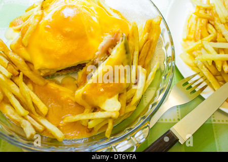 Fancesinha, tradizionale sandwich made in Porto, Portogallo. Foto Stock