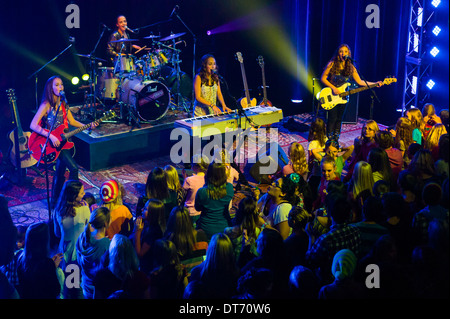 La Bandana rossa, una banda musicale di quattro ragazze; giocare per un video musicale, SteamPlant Event Center, Salida, Colorado. Foto Stock