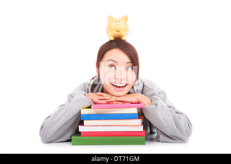 Asian giovane studente pensando a guadagnare denaro con il porcellino salvadanaio in studio Foto Stock