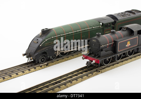 Hornby Dublo Green Mallard modello di treno con EDL17 serbatoio locomotiva del treno British classico giocattolo per bambini è Foto Stock