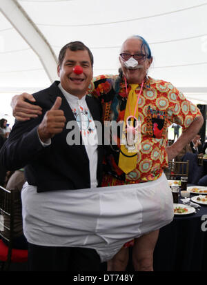 Quito, Ecuador. 10 Febbraio, 2014. Ecuador il presidente Rafael Correa (L) pone con medico statunitense Hunter Doherty 'patch' Adams durante un pranzo con le organizzazioni giovanili in Qmanda park a Quito, capitale dell'Ecuador, nel febbraio 10, 2014. Credito: Santiago Armas/Xinhua/Alamy Live News Foto Stock