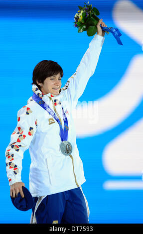 Sochi, Russia. 10 Febbraio, 2014. Secondo posto speedskater ceca Martina Sablikova pone con la sua medaglia al 2014 Olimpiadi invernali a Sochi, Russia, 10 febbraio 2014. Credito: Roman Vondrous/CTK foto/Alamy Live News Foto Stock