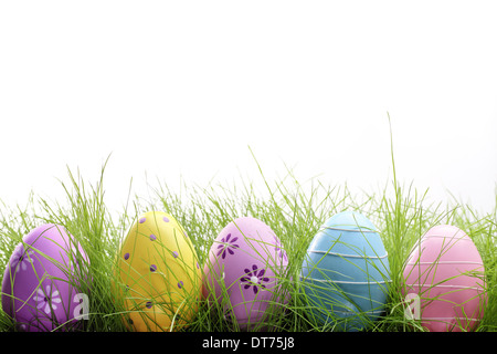 Fila di uova di Pasqua in fresco di erba verde Foto Stock