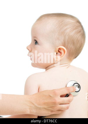 Medico Pediatrico esaminando kid ragazza con uno stetoscopio isolato su bianco Foto Stock