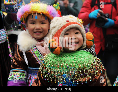 Rongshui cinese di Guangxi Zhuang Regione autonoma. 10 Febbraio, 2014. Tradizionalmente i bambini vestiti di Miao gruppo etnico prendere parte al 'Pohui', un grande evento di festa hanno partecipato da persone locali per celebrare il nuovo anno lunare cinese, nel villaggio di Yuanbao di Antai Township, Rongshui Miao contea autonoma, a sud della Cina di Guangxi Zhuang Regione autonoma, il 10 febbraio, 2014. Il 'Pohui', che ha una storia di più di cento anni, si tengono annualmente a partire dal primo giorno per il diciassettesimo giorno del primo mese del calendario lunare cinese Credito: Li Bin/Xinhua/Alamy Live News Foto Stock