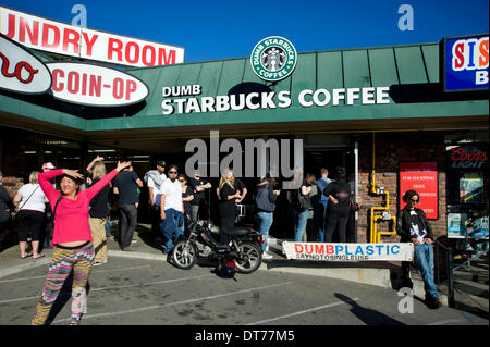 Los Angeles, California, USA. Il 10 febbraio 2014. Feb 10 2014. Dumb Starbucks in Los Angeles California attira una folla per il caffè gratuito. Credito: Robert Landau/Alamy Live News Foto Stock