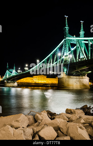 Budapest, Ungheria. Szabadsag, Liberty ponte collega Buda e Pest attraverso il fiume Danubio, costruito nel 1896. Foto Stock