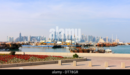 Vista su tutta la baia di Doha verso il West Bay Area diplomatica e il centro città, Doha, Qatar Foto Stock