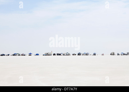 Spettatori schierati su Bonneville Saline durante la Settimana della Velocità Bonneville Salt Flats in Utah USA Foto Stock