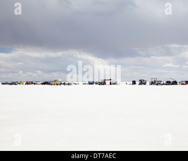 Fila di spettatori su Bonneville Saline durante la Settimana della Velocità Bonneville Salt Flats in Utah USA Foto Stock