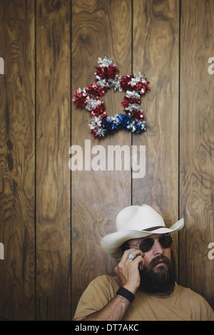 Uomo con barba lunga e cappello da cowboy parlando al cellulare Grelach Pershing County Nevada USA USA Foto Stock