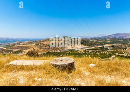 Monastero (convento) nella valle di Messara a Creta in Grecia. Messara - è la più vasta pianura a Creta Foto Stock