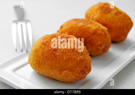 Ingrandimento di una piastra con croquetas, spagnolo crocchette, su un piano di lavoro in marmo granito Foto Stock