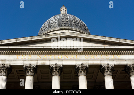 Il nome della Galleria Nazionale scolpito sotto il frontone sulla parte anteriore dell'edificio, Londra, Inghilterra. Foto Stock