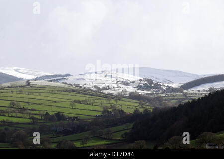 Aberystwyth, Wales, Regno Unito. Xi Febbraio 2014. - Pesanti acquazzoni invernali portano la neve per le cime delle montagne Cambriano vicino a Aberystwyth, Wales, Regno Unito. Xi Febbraio 2014. - 11 Feb 2014. Photo credit: John Gilbey/Alamy Live News. Foto Stock