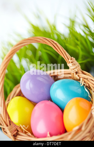 Immagine colorata di uova di Pasqua nel cestello Foto Stock