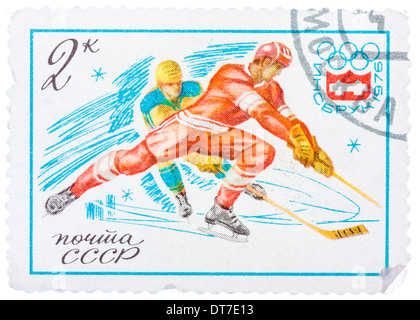 Unione Sovietica - circa 1976: timbro stampato in Russia (Unione Sovietica) mostra Giochi Olimpici Invernali emblema e Hockey su ghiaccio, circa 1976 Foto Stock
