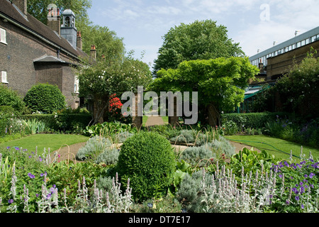 Un ampio angolo di inquadratura della Geffrye Museum di ventesimo secolo periodo giardino d'estate. Foto Stock