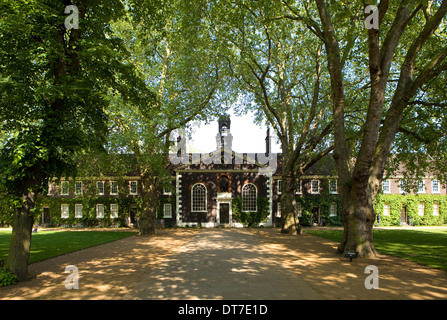 Ampia angolazione del fronte esterno del Geffrye Museum di casa, Hoxton, Londra in autunno Foto Stock