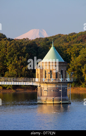 Il monte Fuji e l'acqua torre di aspirazione sul serbatoio di Yamaguchi Lago Sayama Giappone Foto Stock