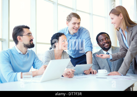 Gruppo di business partner per discutere strategie a riunione in ufficio Foto Stock