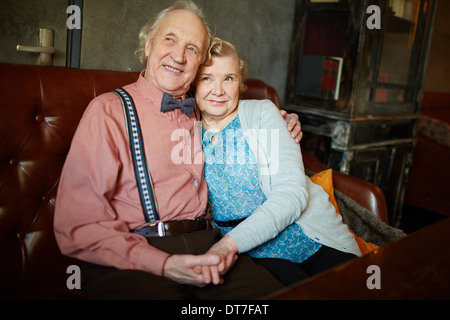 Ritratto di coppia in pensione in smart abbigliamento con resto Foto Stock