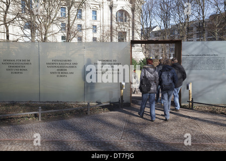 Memoriale di Sinti e Rom dell'Europa assassinati sotto il Nazionalsocialismo, Tiergarten di Berlino, Germania Foto Stock