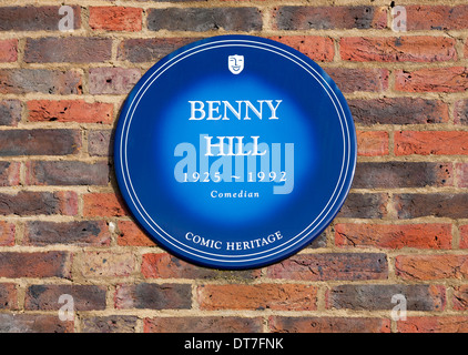 Targa blu dedicato a Benny Hill sulla parete dell'ex Thames Television studios a Teddington Lock, Middlesex. London REGNO UNITO Foto Stock